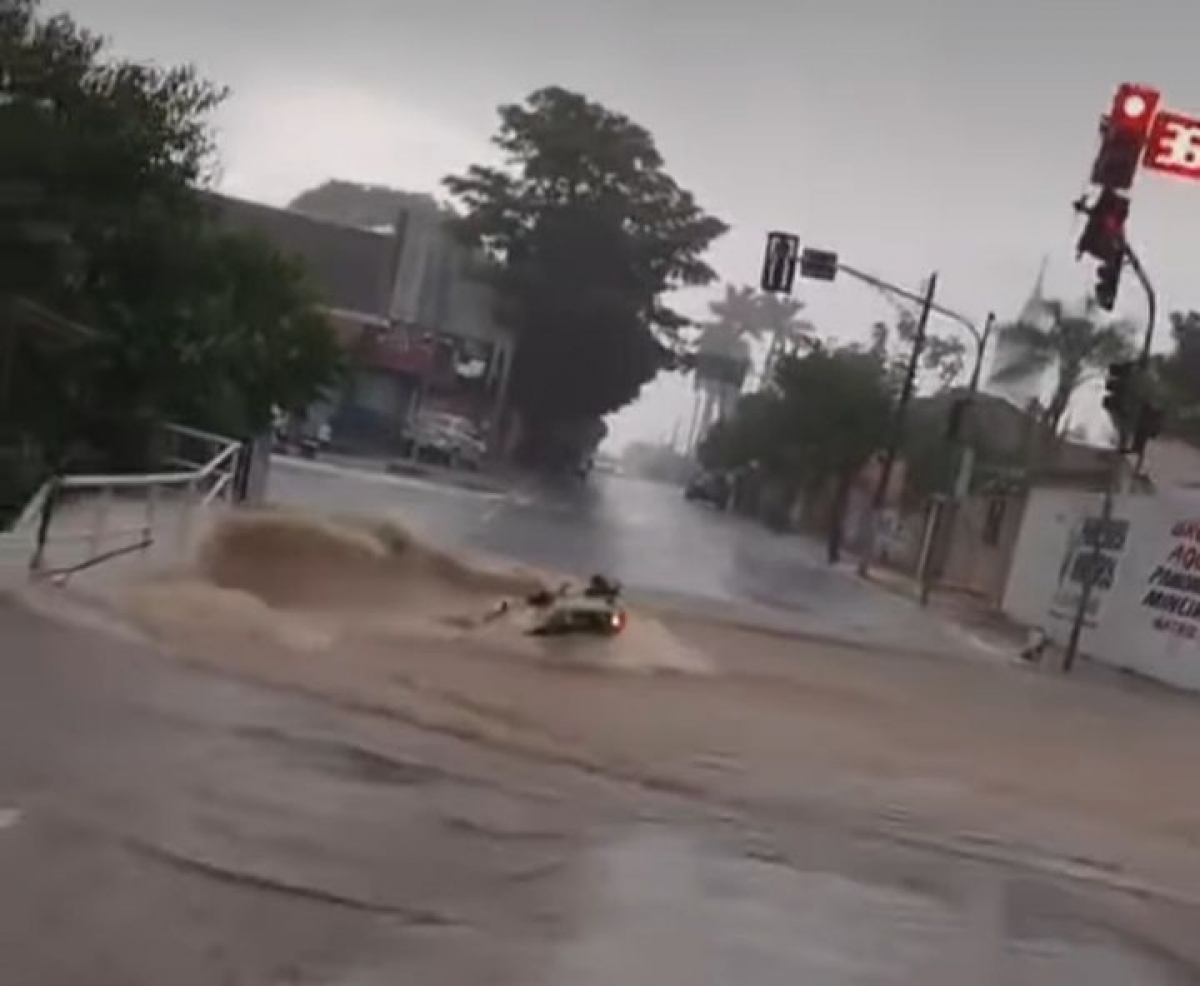 Motociclista desaparece após ser arrastado por enxurrada — imagem 2